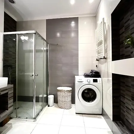 Charming Spacious Apartment *
